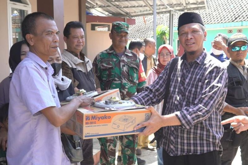 Anggota DPD RI bagikan 220 kompor gas bagi korban banjir di Garut