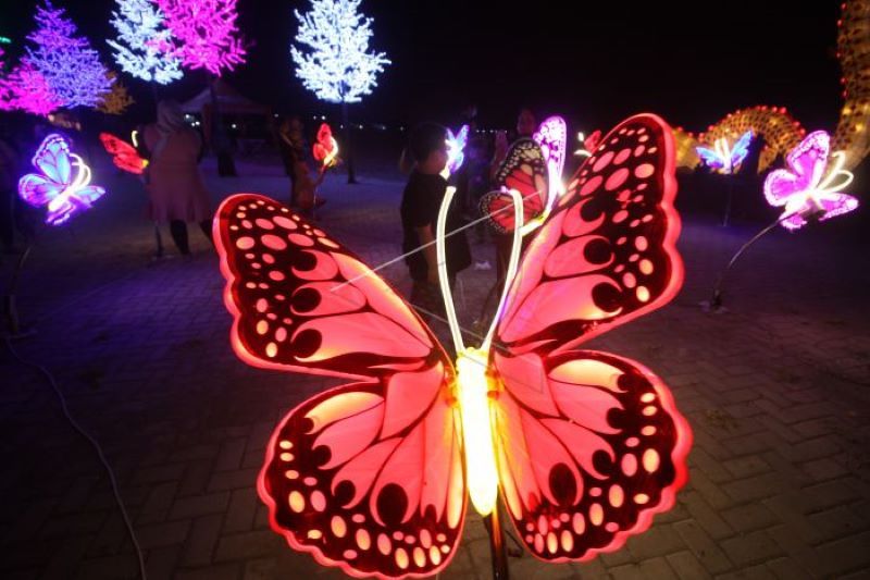 Lampu berbentuk kupu-kupu di Festival Lampu 