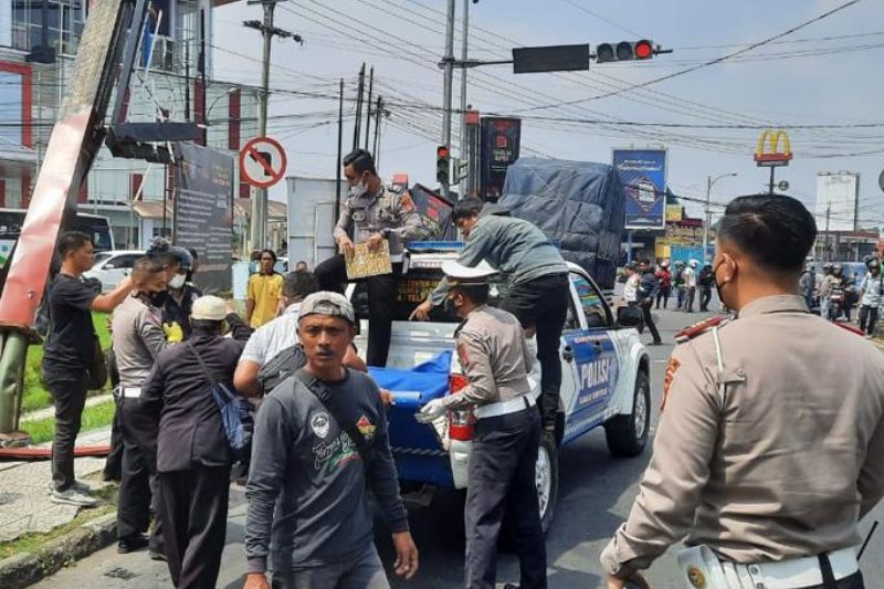 Seorang tewas akibat truk tabrak kendaraan di lampu merah Kota Tasikmalaya