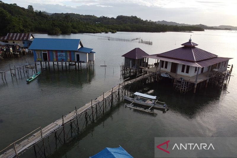 RUMAH SUKU BAJO PELANGI