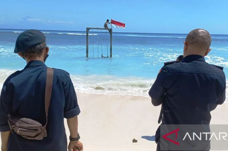 KKP bongkar belasan ayunan ilegal di Gili Trawangan