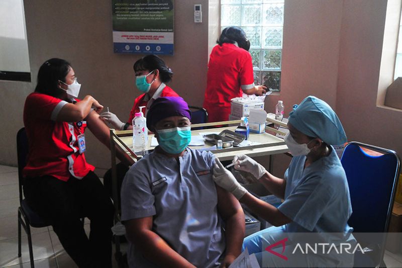 57,1 juta penduduk Indonesia sudah dapat vaksinasi COVID-19 penguat