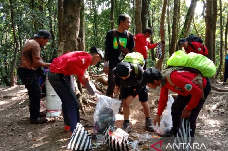 Balai Besar TNGGP imbau pendaki tidak buang celana dalam sembarangan