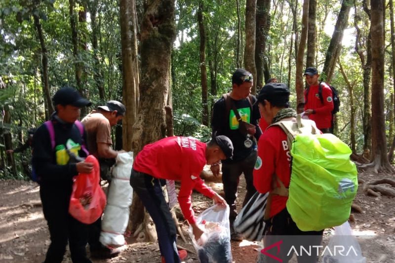 Sukarelawan turunkan 150 karung sampah dari atas Gunung Gede Pangrango