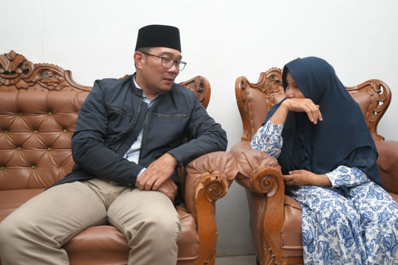 Gubernur Ridwan Kamil sambangi keluarga pelajar hanyut di Sungai Bangek Padang