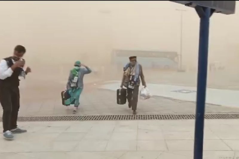 Badai pasir terjang bandara internasional Madinah, jamaah haji Indonesia dipastikan aman