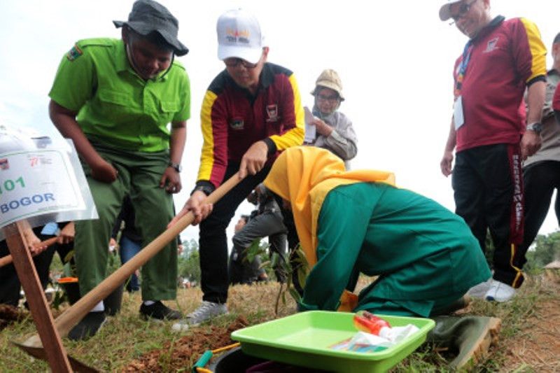 Penanaman Pohon Durian Di Rakernas  Apeksi 