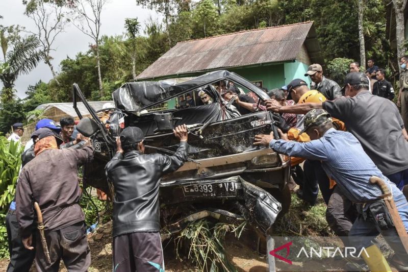 Polda Jabar kaji berbagai faktor penyebab kecelakaan mobil masuk jurang di Ciamis