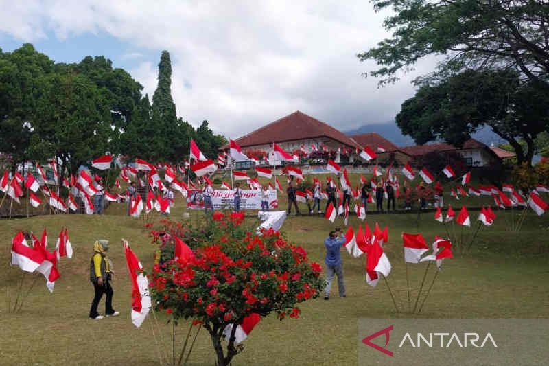 Gedung Perundingan Linggarjati Kuningan dihiasi 1.001 bendera merah putih