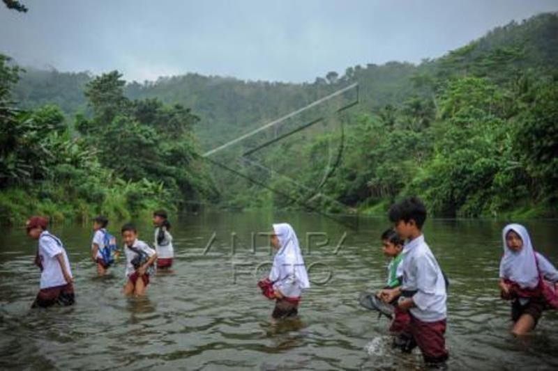 Siswa Seberangi Sungai Untuk Sekolah