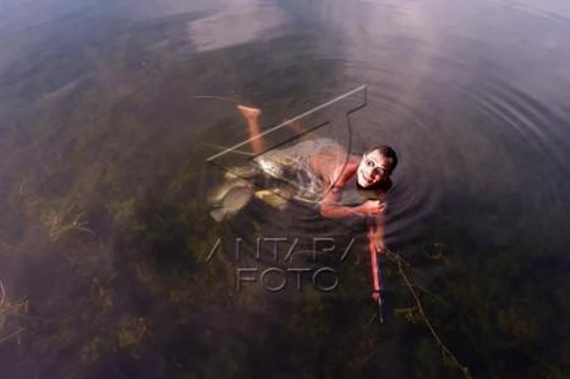 Menangkap Ikan Dengan Tembak Tradisional Papua