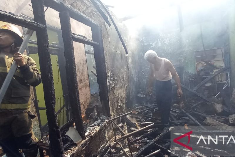 Dua rumah di kawasan padat penduduk di Palabuhanratu terbakar