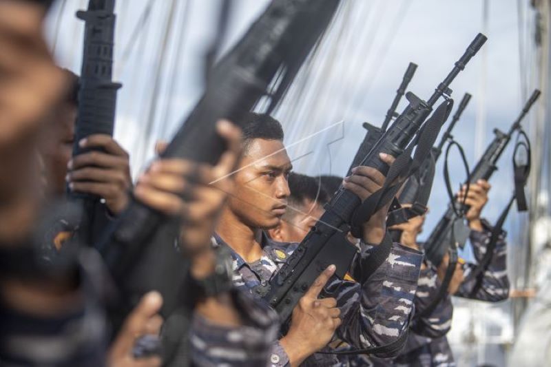 Latihan Taruna AAL  Di KRI Bima Suci Saat Melintasi Laut Seram Maluku