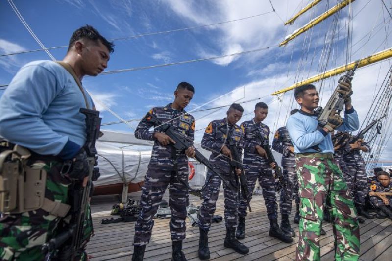 Latihan Taruna AAL Di KRI Bima Suci Saat Melintasi Laut Seram Maluku