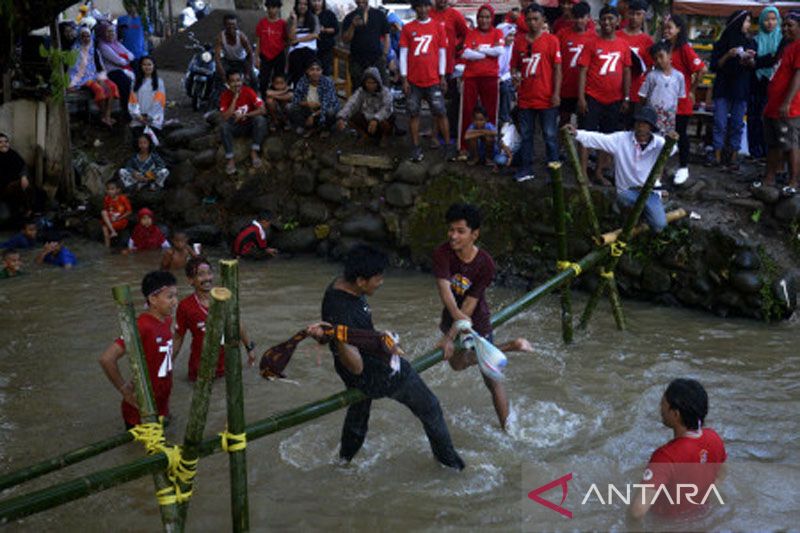 Lomba pukul bantal meriahkan HUT ke-77 RI di Makassar