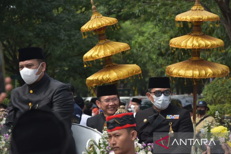 Gubernur Jawa Barat disambut kereta kencana keliling Pemkab Bekasi