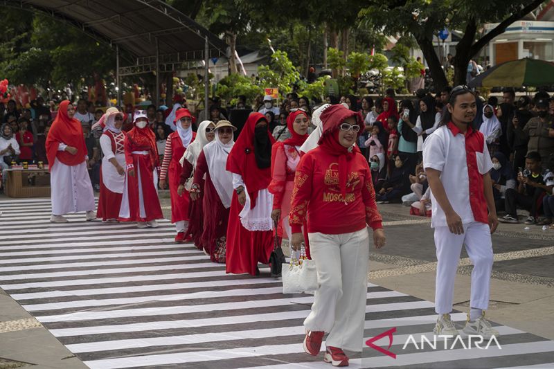 Peragaan Busana Jalanan Bertema Kemerdekaan di Palu