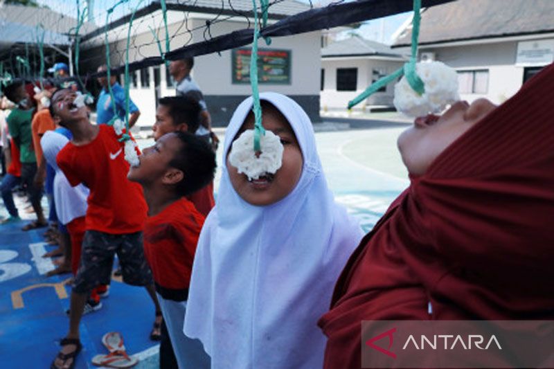 Lomba makan kerupuk - ANTARA News Makassar