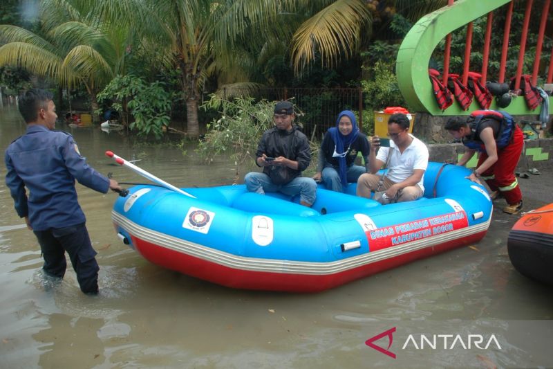 3 perumahan di Cibinong Bogor terendam banjir akibat gorong-gorong tersumbat