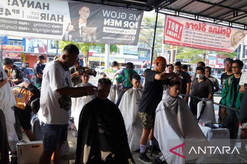 Lomba pangkas rambut diikuti puluhan tukang cukur meriahkan HUT RI di Bekasi