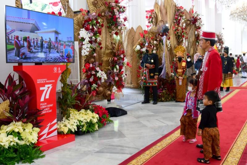 Presiden Jokowi sempat ajak 2 cucu saksikan kirab budaya saat HUT RI