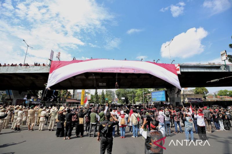 Warga Kota Bandung heningkan cipta 3 menit saat peringatan HUT RI