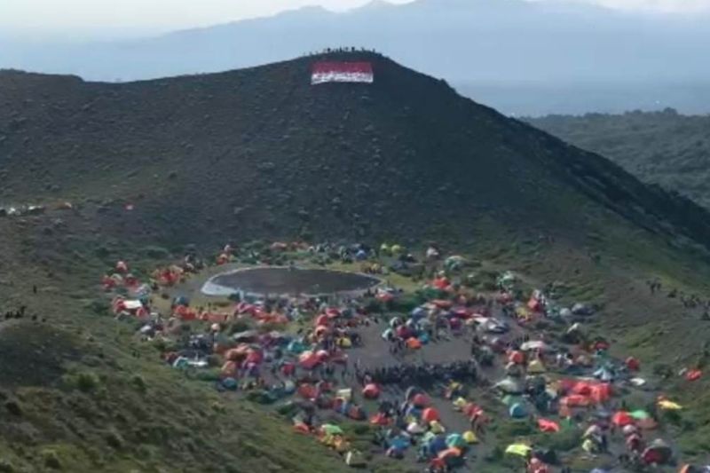 Ribuan Pendaki Bukit Kaba Kibarkan Bendera Raksasa Peringati Hut Ri