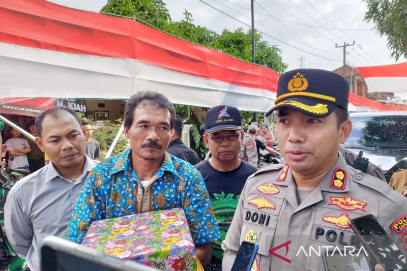 Hasil nabung selama 17 tahun, warga Cianjur buat bendera panjang 220 meter