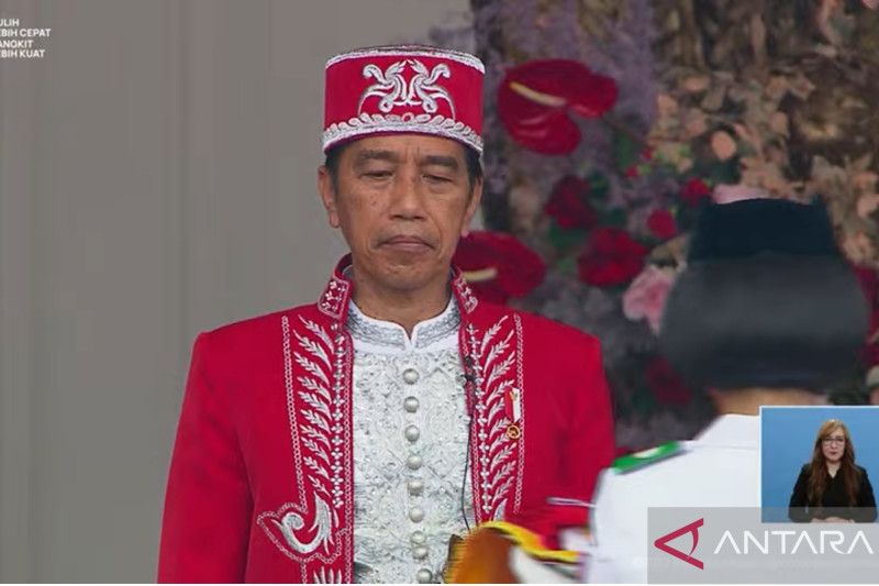 Presiden Jokowi sebagai Inspektur Upacara HUT RI, I Dewa Ayu pembawa bendera