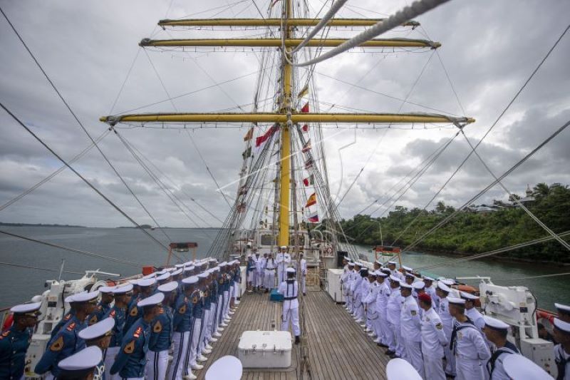 Kemerdekaan RI - Upacara HUT ke-77  Kemerdekaan RI di gladak KRI Bima Suci di Tual Maluku