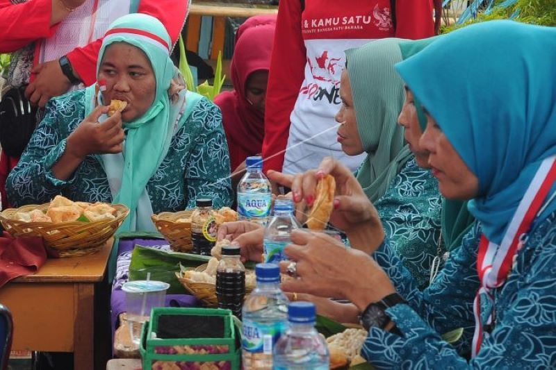 Lomba Makan Pempek di Kampung Kreatif Palembang