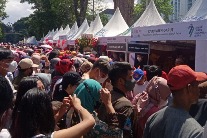 Ribuan porsi kuliner khas Garut dibagikan gratis saat HUT Jabar di Gedung Sate Bandung