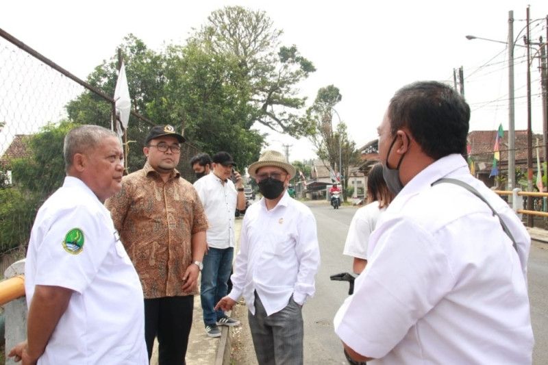 DPRD Jawa Barat tinjau kondisi penopang Jembatan Cigereuh