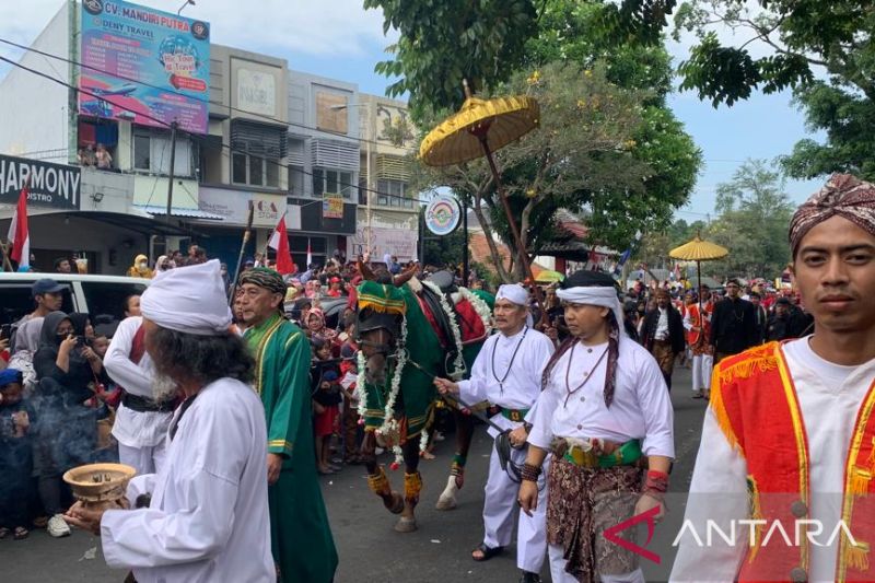 Ribuan warga padati jalan protokol Cianjur saksikan karnaval seni budaya