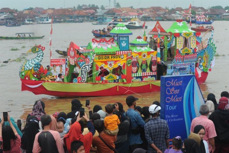 Warga Palembang Antusias Saksikan Lomba Kapal Hias di Sungai Musi