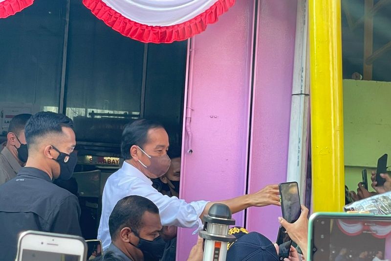 President Jokowi hands social aid at Pucang Anom Market - Vimarsana News