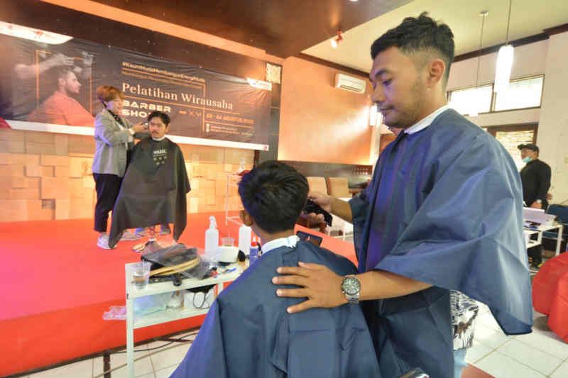 Pertamina Balongan gelar pelatihan pangkas rambut bagi pemuda