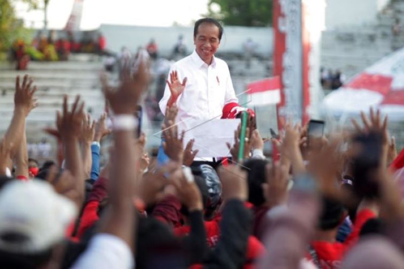 Jokowi sapa relawan pada Konser Komando Sapu Lidi