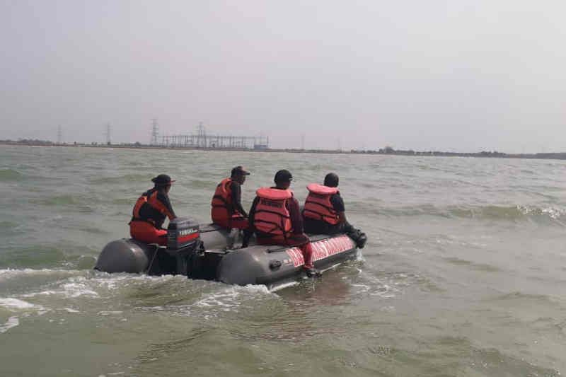 Pencarian remaja terseret arus pantai Indramayu terkendala cuaca
