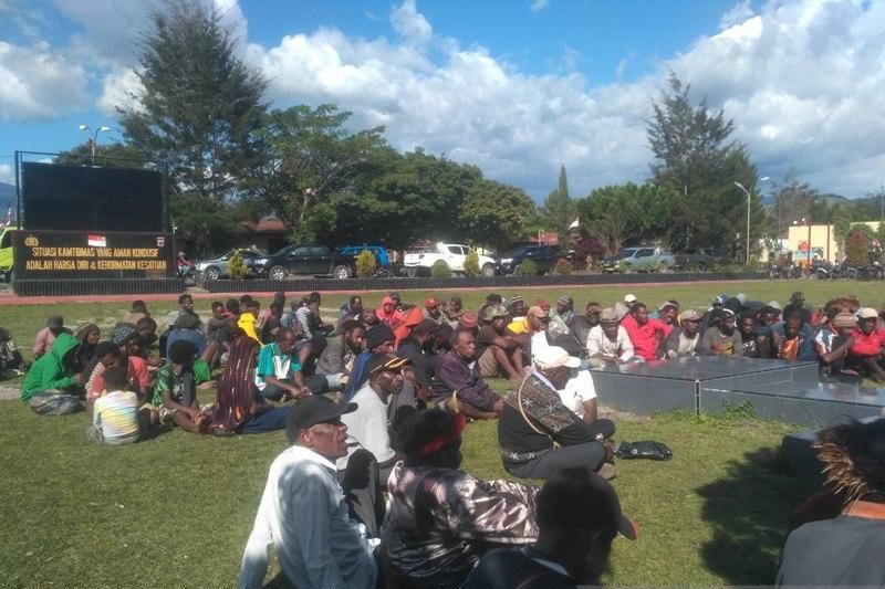 Keluarga Korban Penganiayaan Brimob Mendatangi Mapolres Jayawijaya ...