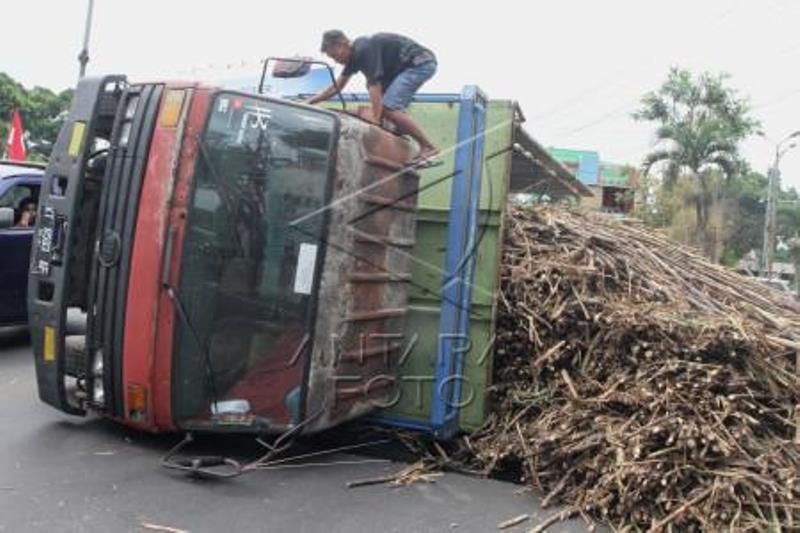 Truk Tebu Terguling Di Malang