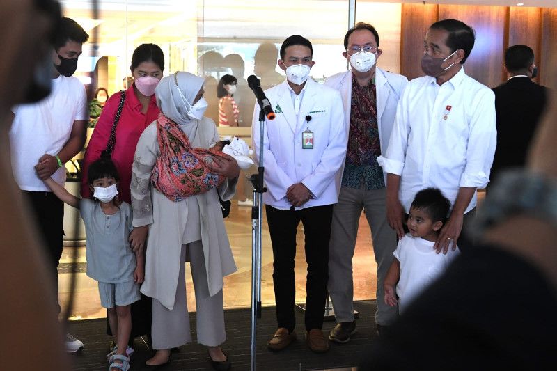 Jokowi jemput cucu barunya yang dinamai Panembahan Al Saud Nasution