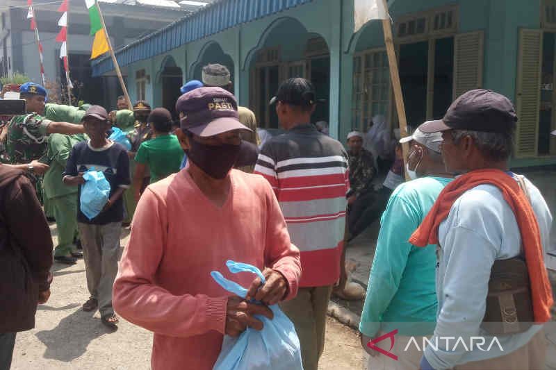 Korem SGJ Cirebon bagikan 200 paket sembako untuk tukang becak