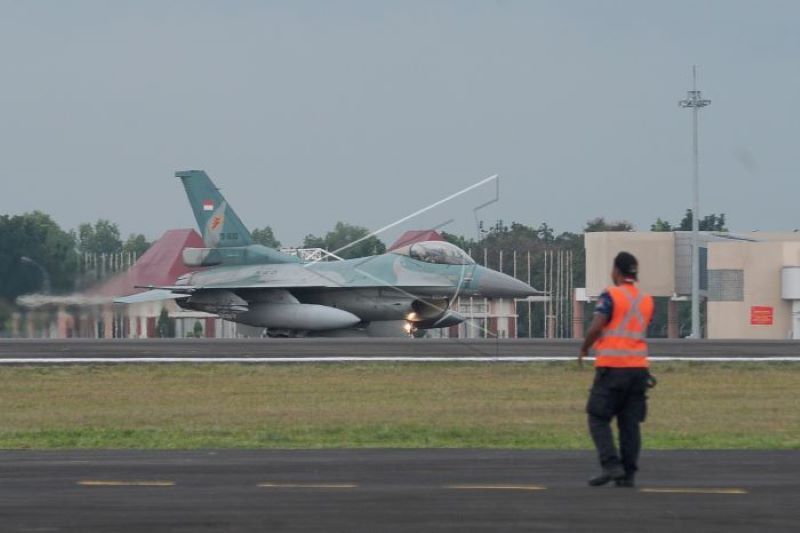 Menjelang Latihan Jalak Sakti,  Pesawat Tempur F-16 TNI AU mendarat di Palembang