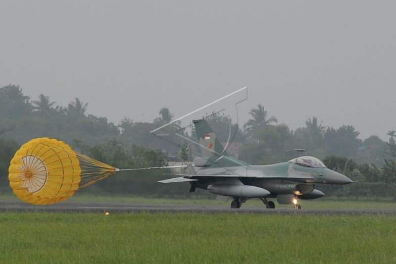 Menjelang Latihan Jalak Sakti,  Pesawat Tempur F-16 TNI AU mendarat di Palembang