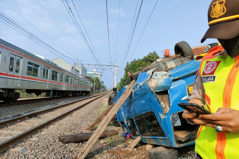 Angkot diduga rem blong terguling tertabrak kereta api Bogor