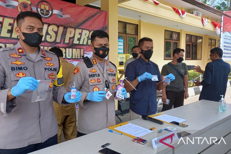 Oknum kades asyik isap sabu di ruang kerjanya, eh.. ditangkap polisi