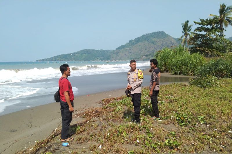 Asyik berswafoto di pantai Sukabumi, 2 nenek asal Bogor tewas terseret ombak