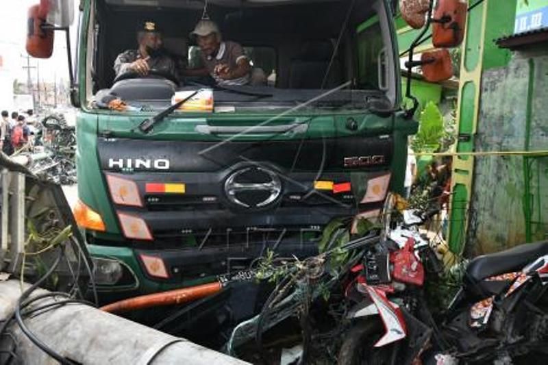 Kecelakaan Maut Truk Kontainer Di Bekasi 10 Orang Meninggal Dan 30 Luka-Luka