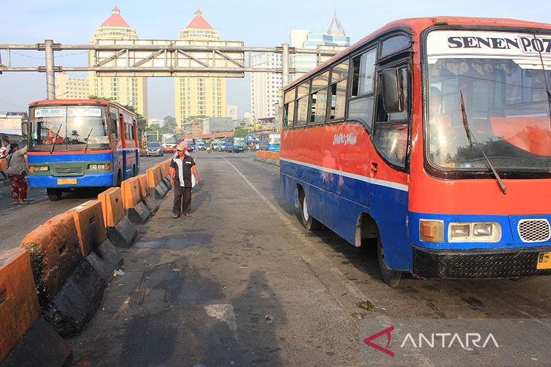 Kriminalitas kemarin, bicara ke pohon sampai pemilik Metromini ditipu